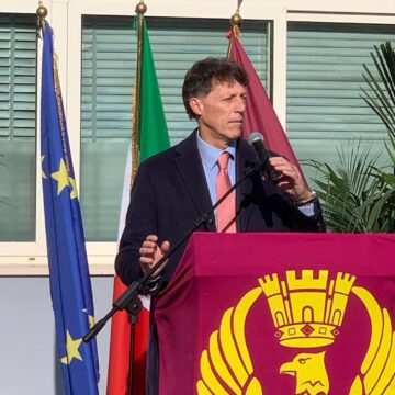 Enzo Cuomo(PD)  è ancora sindaco di Portici, formalmente  è incompatibile: lo dichiara la Prefettura di Napoli. Carmela Rescigno (Lega) pronta ad adire per le vie legali su presunte dichiarazioni mendaci del democrat