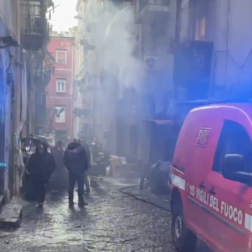 foro incendio quartieri palazzina spagnoli Napoli. Divampato incendio in una palazzina ai Quartieri Spagnoli. 20 persone trasportate al Pellegrini per intossicazioni da fumo