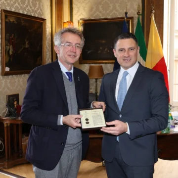 Napoli per Gaeta: il Sindaco Manfredi consegna il crest a Cristian Leccese.  Pieno sostegno alla candidatura di Gaeta a Capitale Italiana del Mare 2026