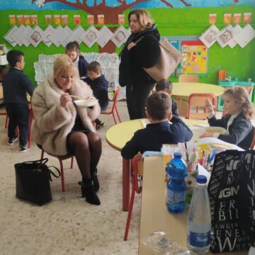 Volla. “Pasta e fagioli, patate e frittatina di buona qualità”:  il consigliere comunale Simona Mauriello ‘pranza’ con i bambini per l’inizio della refezione scolastica