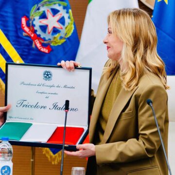 Giornata del Tricolore. Giorgia Meloni: “La bandiera rappresenta la nostra Storia. Oggi rendiamo onore alla nostra Patria e Unità Nazionale conquistate con sacrificio e fedeltà”