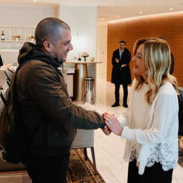 Rientrano in Italia Alberto Trentini e Mario Burlò, ad attenderli c’era Giorgia Meloni: “Bentornati!”