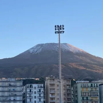 Vesuvio imbiancato, prima neve del 2026. Boom di foto dei turisti
