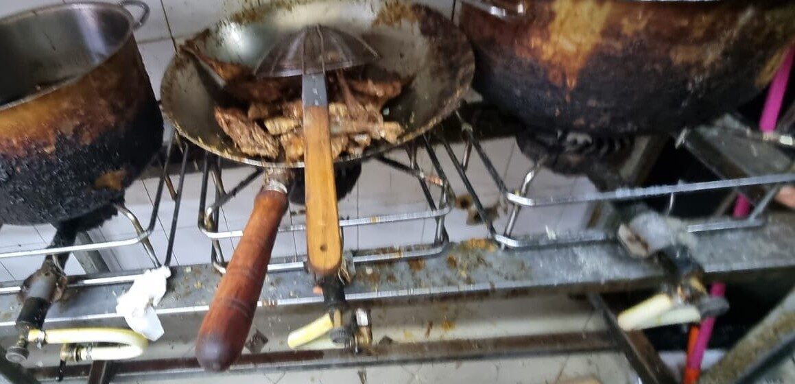 Napoli. Violazioni amministrative e alimenti in cattivo stato di conservazione, sospesa attività in piazza Cavour