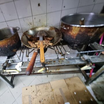 padelle in cattivo satato di igiene Napoli. Violazioni amministrative e alimenti in cattivo stato di conservazione, sospesa attività in piazza Cavour