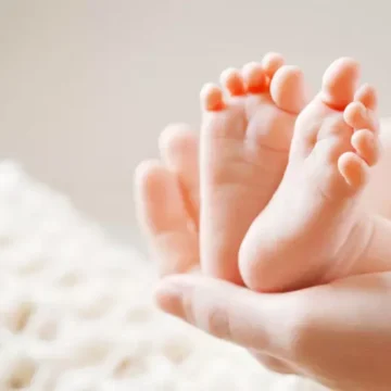 Napoli. Sfida il tumore per diventare madre, lei e il piccolo ora stanno bene. La neo mamma ha sospeso la terapia per non compromettere la gravidanza
