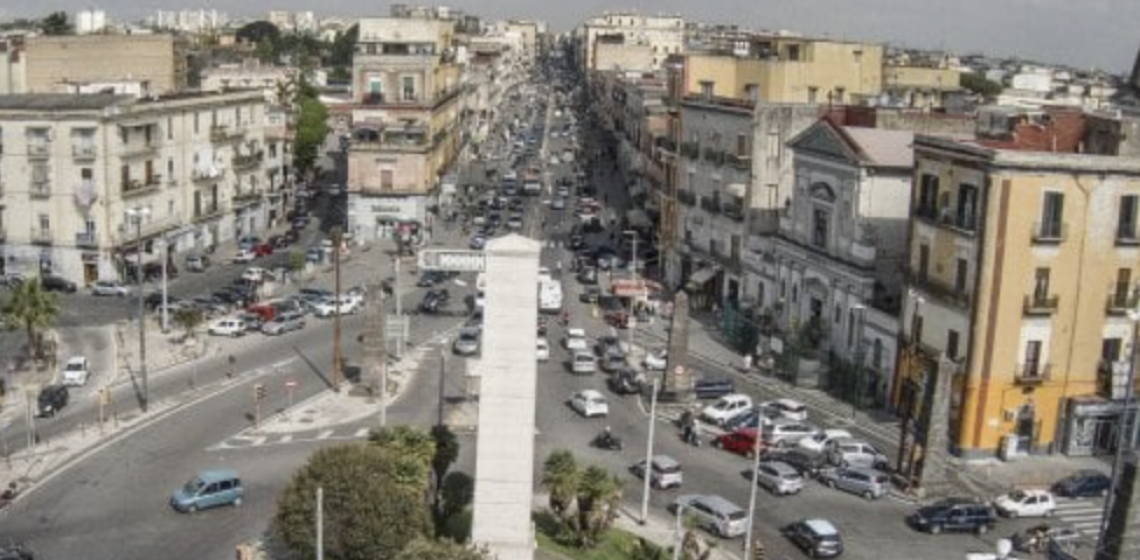 Napoli. Secondigliano, trent’anni dopo la voragine: il Quadrivio rinasce tra memoria e partecipazione. Venerdì alle 15:00 il Sindaco Manfredi presenta il progetto “Era, È e Sarà Quadrivio”