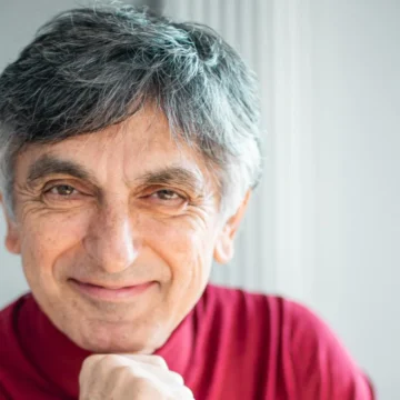 “Ogni promessa è debito” di Vincenzo Salemme. Torna il grande teatro in prima serata in diretta dall’Auditorium Rai di Napoli questa sera, 5 gennaio, su Rai 1 alle 21,30