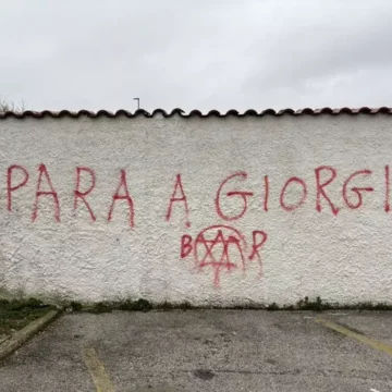spara giorgia br ‘Spara a Giorgia. Br’, la scritta in un parcheggio a Porto Recanati. Indaga la Digos della Questura di Recanati