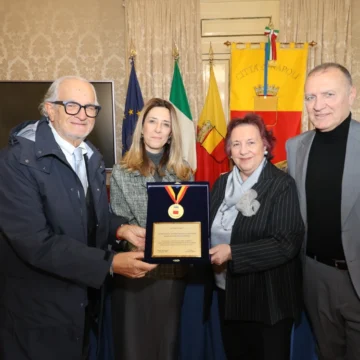 Comune di Napol consegna un riconoscimento   al Centro Accademia Nazionale Acconciatori Misti che ha conquistato la Coppa del Mondo