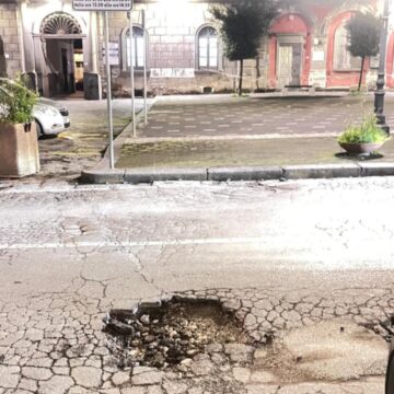 Cercola. Megabuche in Piazza della Libertà, proprio di fronte al Municipio. Sotto agli uffici del sindaco e dell’ufficio tecnico del comune. Un residente: “Vergogna, da 4 giorni nessuno interviene!”
