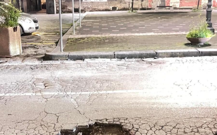 buca 1 municipio Cercola. Megabuche in Piazza della Libertà, proprio di fronte al Municipio. Sotto agli uffici del sindaco e dell’ufficio tecnico del comune. Un residente: “Vergogna, da 4 giorni nessuno interviene!”