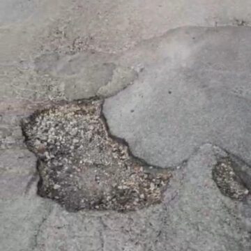 Cercola. Via Don Minzoni  ‘travolta’  dalle buche, manto stradale distrutto dai camion e dalla scarsa qualità dell’asfalto. I residenti imbufaliti