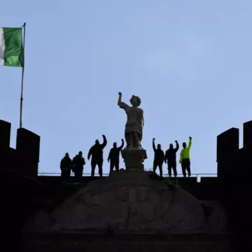 Napoli. Disoccupati in cima al Maschio Angioino. Protesta di ‘Cantiere 167 Scampia’. Sos per 1.200 senza lavoro