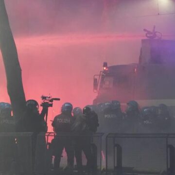 Aggressione ai poliziotti al corteo di Askatasuna a Torino, insorge il COSAP: ” Stop della ‘giustizia ai domiciliari’, ora basta!”