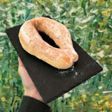 Arriva la ‘Graffa al Monet’ di Mario Leonessa: impasto di produzione propria e fritta al momento. Puoi gustarla alla ‘Caffetteria Pasticceria Gelateria – Monet’ di Cercola – VIDEO  –