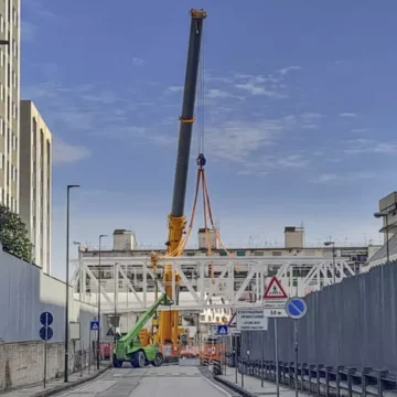 Napoli.  Da oggi un ponte pedonale unisce il tribunale alla procura. Installata la struttura che collega i due edifici