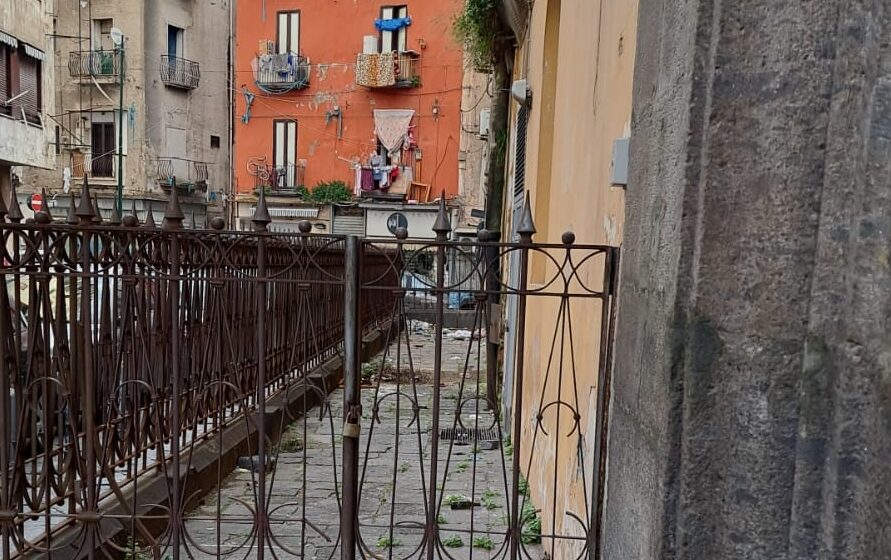 Napoli. A Forcella ripulito lo spazio antistante la Ruota degli Esposti