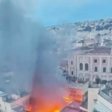Napoli. Il teatro Sannazaro distrutto dalle fiamme, domato il rogo. Evacuati 25 appartamenti. Indagini per incendio colposo