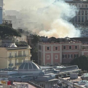 Napoli. Distrutto il Teatro Sannazaro, Roberto Fico:”Ferita per tutti”. Il sindaco Manfredi: “Mobilitiamoci tutti per resituirlo alla città”