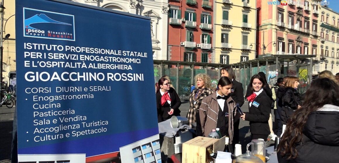 scuola dante piazza napoli Napoli. Piazza Dante: grande partecipazione all’evento per l’iscrizione alle Scuole Comunali e Statali