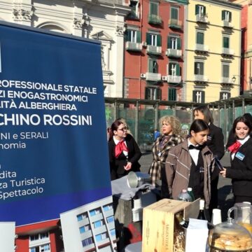 Napoli. Piazza Dante: grande partecipazione all’evento per l’iscrizione alle Scuole Comunali e Statali
