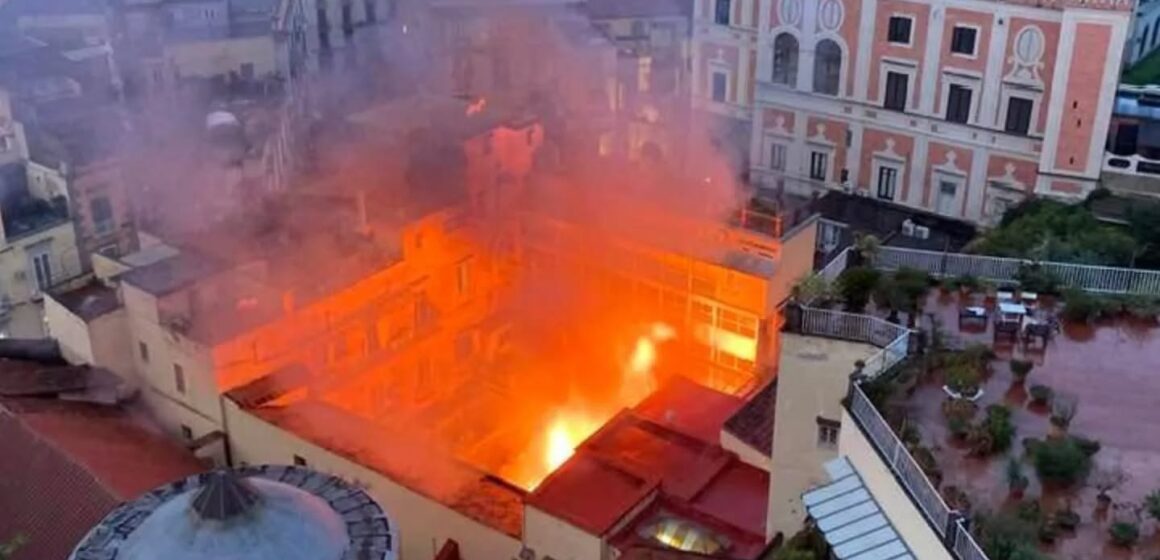 Napoli. Teatro Sannazaro in fiamme, danni a cupola e palazzi adiacenti. Sul posto i Vigili del Fuoco