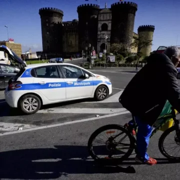 Napoli. Arrestato algerino, rapinata del cellulare una mamma teneva per mano  Napoli. Arrestato algerino, rapinata del cellulare una mamma teneva i due figli per mano