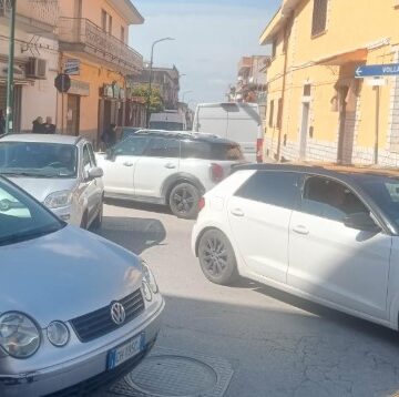 auto cercola incrocio Cercola. Auto in panne un’ora e mezza all’incrocio via Don Minzoni – Corso Riccardi, traffico in tilt. Polizia Municipale assente. Liti tra gli automobilisti