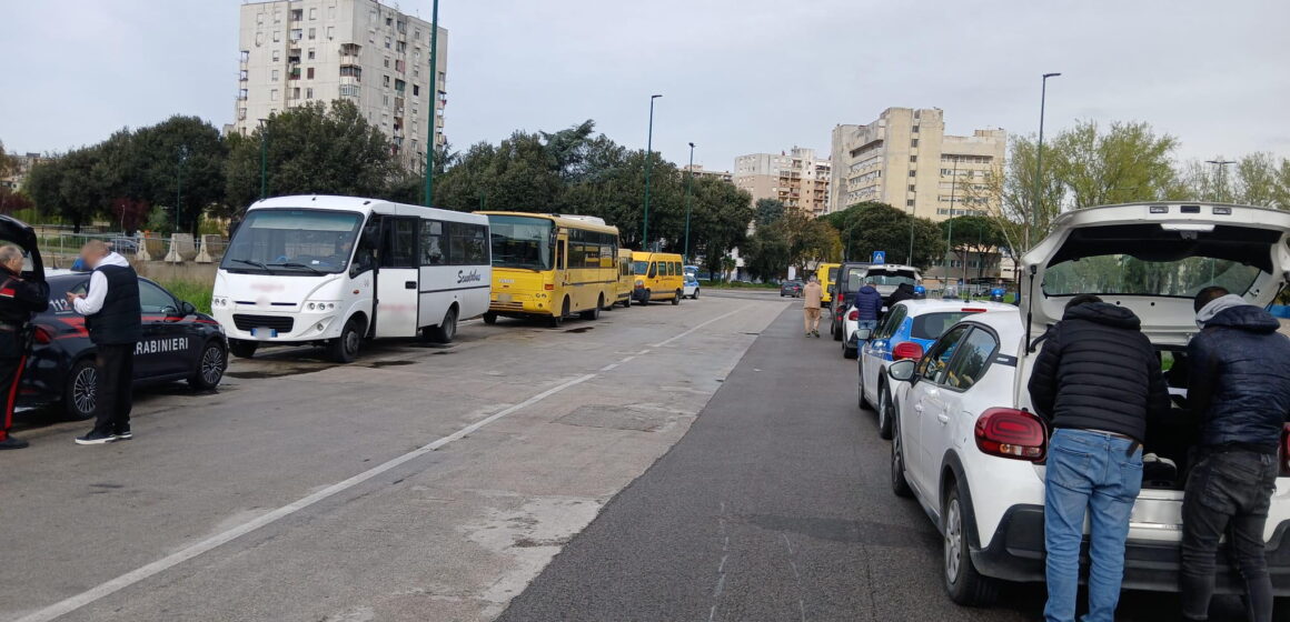 bus rassporto alunni abisvo Napoli. Scampia: servizio abusivo, sequestrati 7 veicoli utilizzati per il trasporto alunni. Operazione congiunta dei caschi bianchi e Carabinieri