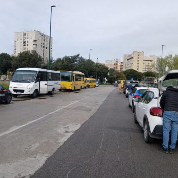 Napoli. Scampia: servizio abusivo, sequestrati 7 veicoli utilizzati per il trasporto alunni. Operazione congiunta dei caschi bianchi e Carabinieri