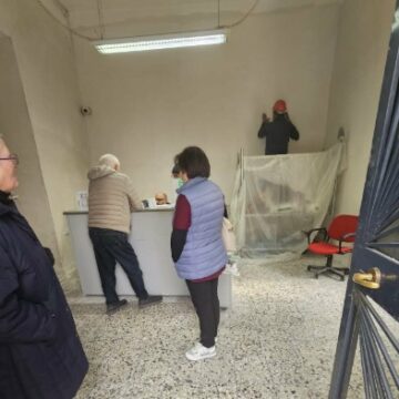 Utenti sull’orlo di una crisi di nervi: “Inaccettabile  che un ufficio amministrativo  ci riceva tra la polvere e ‘cardarelle’. Vergognatevi!” Tensione sociale per i lavori negli uffici del camposanto vesuviano