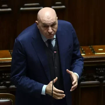 Iran sotto assedio. Ministro Difesa Crosetto ‘bloccato’ a Dubai. Esploso caso politico