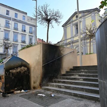 Napoli. Ripristinato il decoro in Piazza Santa Maria degli Angeli dopo l’incendio
