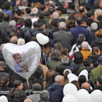 Il vescovo di Nola, 'la tragedia di Domenico ci ha spezzato il cuore' Nola. Celebrati i funerali di Domenico, il vescovo: “Abbiamo il cuore spezzato” . La mamma: “Vi siete mossi tutti, grazie”