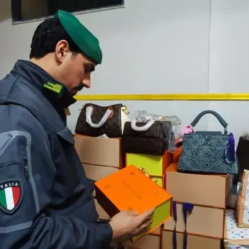 gdf sab giorgio San Giorgio a Cremano. Scoperto da Guardia di Finanza centro commerciale del falso da 530 mq , 24mila capi di abbigliamento e accessori di 40 griffe false