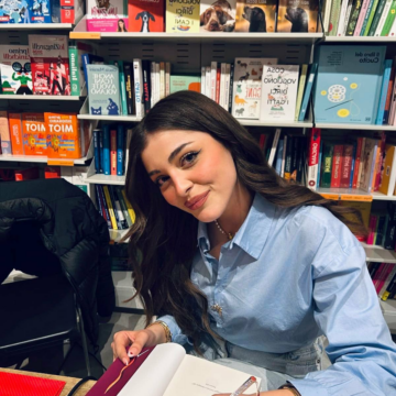 Una ‘giovane penna’ di San Sebastiano al Vesuvio conquista la Feltrinelli di Napoli. Nora Diane presenta “Cuori fuori tempo”: una storia di riscatto, musica e ambizione ambientata a Los Angeles
