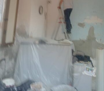 Eseguiti lavori di ristrutturazione negli uffici del cimitero consortile di Massa di Somma durante  il ricevimento degli utenti. Un anziano: “Indecoroso!”