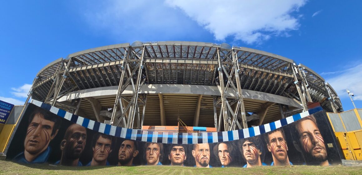 Napoli, lo stadio Maradona si tinge di arte: inaugurato il nuovo murales di Jorit che imprime i segni tribali sui volti dei campioni azzurri
