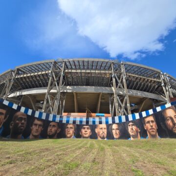 Napoli, lo stadio Maradona si tinge di arte: inaugurato il nuovo murales di Jorit che imprime i segni tribali sui volti dei campioni azzurri