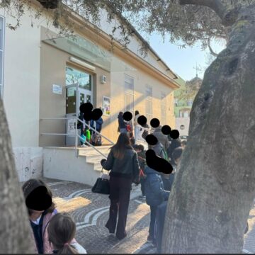 Pollena Trocchia. “Caos nelle scuole: non pulite e in disordine”, lo ‘denuncia’ il gruppo politico ‘Siamo il Domani”. Sotto accusa il sindaco Esposito