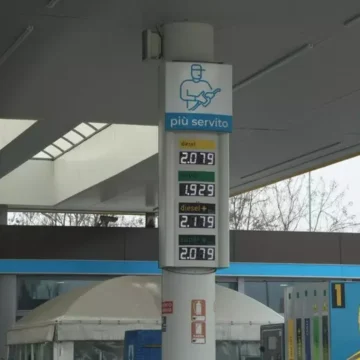 Campania terza regione d’Italia sui rincari per la benzina da self service. Questione iraniana impatta forte sotto al Vesuvio