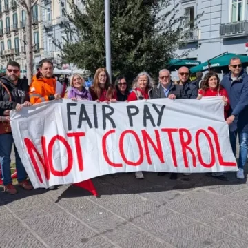 Napoli Scesi in piazza i Rider in piazza:  “Ora vogliamo un vero contratto di lavoro”