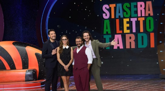 stasera a letto tardi “Stasera a letto tardi” su Rai 2 dalle ore 21.20, secondo appuntamento. Ospiti: Elettra Lamborghini, Clementino e Frank Matano