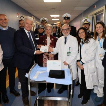 Napoli. Solidarietà in corsia: la Polizia Municipale dona un innovativo ecografo wireless all’Ospedale Santobono