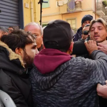 Tafferugli  a Bagnoli per l’America’s Cup, poliziotto ferito alla testa